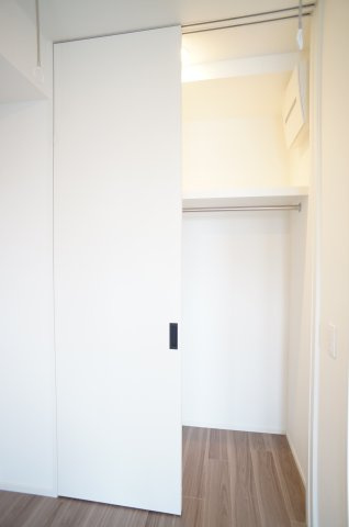 プライムメゾン錦糸町の収納|洋室のウォークインクローゼットは枕棚上にも物が置けます。