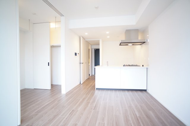 プライムメゾン錦糸町の居間・リビング|落ち着いた色合いの床と、白い建具とクロスは家具選びし易いです。
