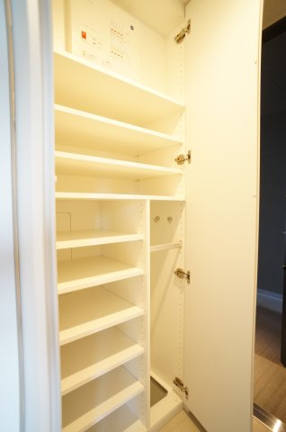 プライムメゾン錦糸町の玄関|シューズＢＯＸの中板は高さ調整ができます。