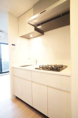 プライムメゾン錦糸町のキッチン|白を基調とした清潔感のあるキッチンは、上部にも棚収納があります。