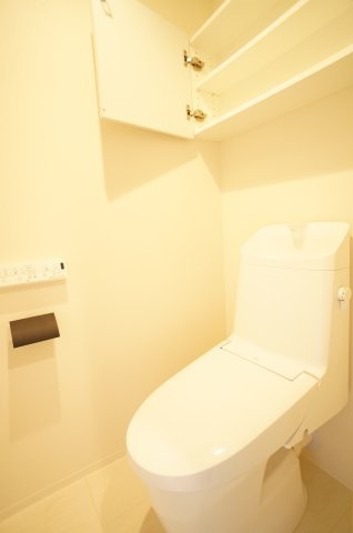 プライムメゾン錦糸町のトイレ|温水洗浄便座上部には収納棚があります。