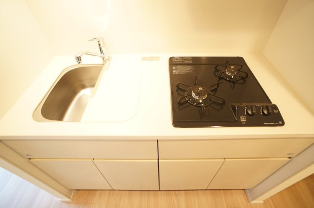 プライムメゾン錦糸町のキッチン|2口ガスシステムキッチンです♪
調理スペースを広げたい場合は、シンク台ををご活用ください♪

