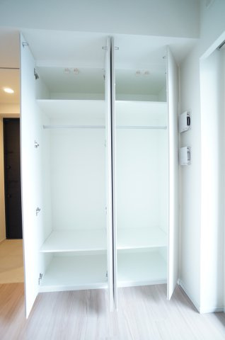 プライムメゾン錦糸町の収納|クローゼットは、上下に中板があり余すことなく利用可能です。