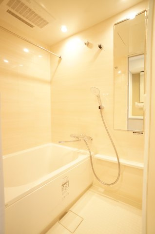 プライムメゾン錦糸町の浴室|サーモスタット水栓は温度調整が簡単♪ボトル棚板も便利です♪浴室乾燥機もついています。
