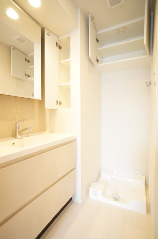 プライムメゾン錦糸町の設備|洗面所収納はタオルや衣類入れに便利です♪
