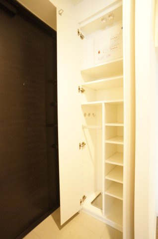 プライムメゾン錦糸町の玄関|大容量のシューズＢＯＸの中板は高さ調整ができます。傘立ても完備。