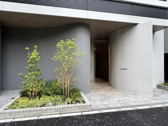 プライムメゾン錦糸町のエントランス|湾曲した導線は、隠れ家的で外部からの目線を遮ることが出来ます。