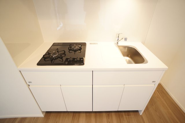 プライムメゾン錦糸町のキッチン|2口ガスシステムキッチンです♪調理スペースを広げたい場合は、シンク台ををご活用ください♪

