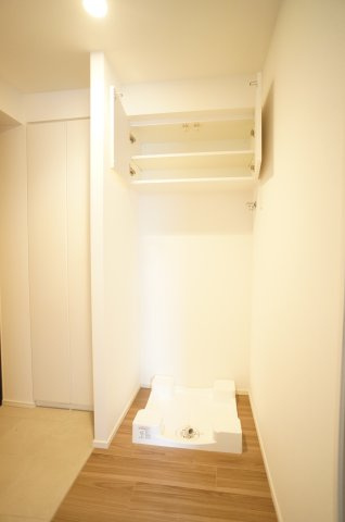 プライムメゾン錦糸町のその他|洗濯機置き場の上部には、小物収納があり備品のストックに便利です。