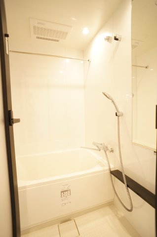 プライムメゾン錦糸町の浴室|サーモスタット水栓は温度調整が簡単♪ボトル棚板も便利です♪浴室乾燥機もついています。
