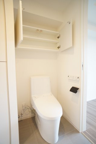 プライムメゾン錦糸町のトイレ|温水洗浄便座上部には収納棚があります。