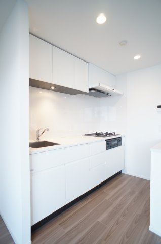 プライムメゾン錦糸町のキッチン|白を基調とした清潔感のあるキッチンは、上部にも棚収納があります。
