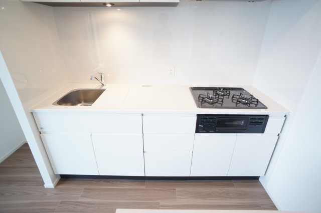 プライムメゾン錦糸町のキッチン|3口ガスシステムキッチンです♪
調理スペースを広げたい場合は、シンク台ををご活用ください♪

