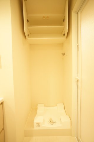 プライムメゾン錦糸町の設備|洗濯機置き場上部には、小物棚があります。