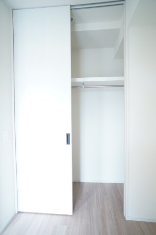プライムメゾン錦糸町の収納|洋室のウォークインクローゼットは枕棚上にも物が置けます。