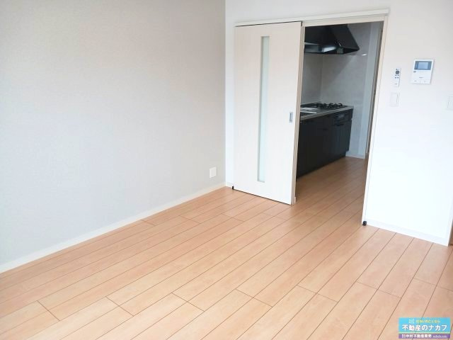 オレンジの洋室