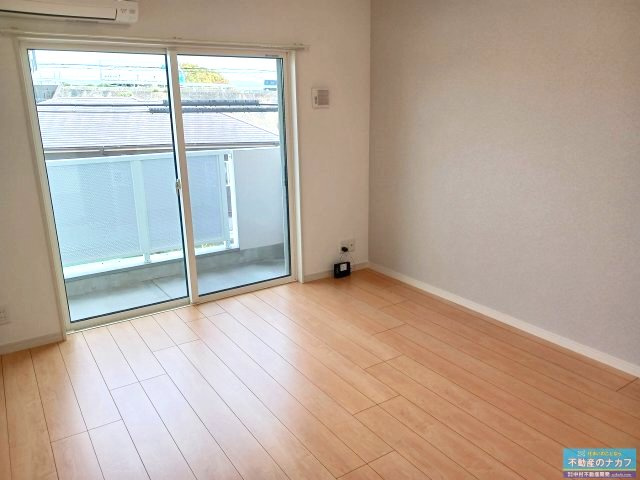 オレンジの洋室