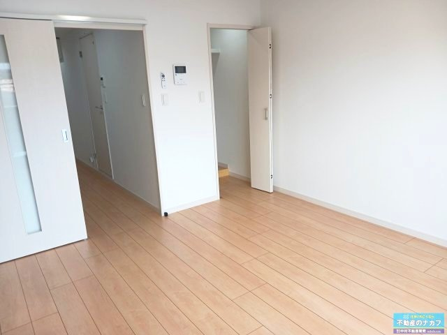 オレンジの洋室