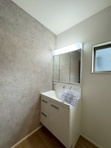 ーBloomーブルームー小倉南区田原3丁目1期　【小倉南区　新築戸建て】の独立洗面台|シャワー付き洗面台なので朝にささっとシャンプーするのにも便利【小倉南区　新築戸建て】