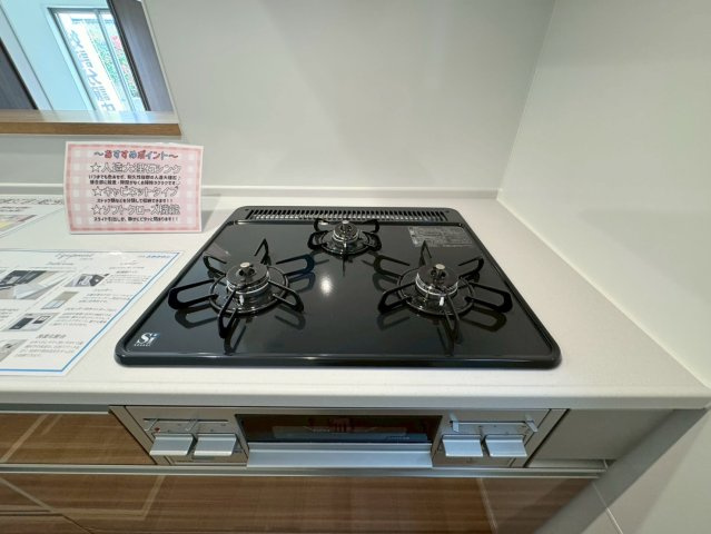 ーBloomーブルームー小倉南区田原3丁目1期　【小倉南区　新築戸建て】のキッチン|3口ガスコンロのシステムキッチン♪【小倉南区　新築戸建て】