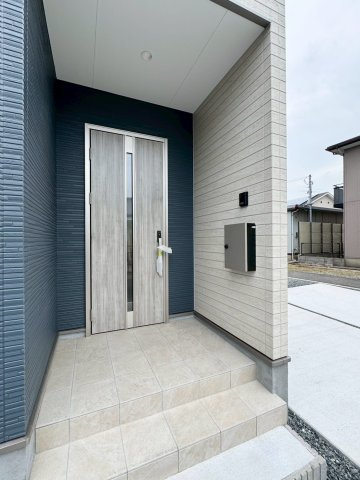 ーBloomーブルームー小倉南区田原3丁目1期　【小倉南区　新築戸建て】の玄関|玄関には屋根があるので雨の日のドアの開閉も焦らず済みます♪【小倉南区　新築戸建て】
