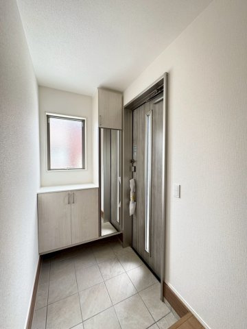 ーBloomーブルームー小倉南区田原3丁目1期　【小倉南区　新築戸建て】の玄関|シューズボックス完備の明るい玄関♪　【小倉南区　新築戸建て】