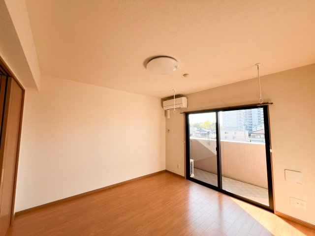 リーヴァ・ビスタ北本町の洋室