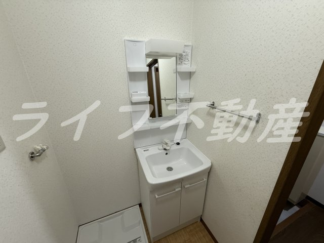 アヴィタンテ加納の独立洗面台|独立洗面台、小物を置くことができて便利です