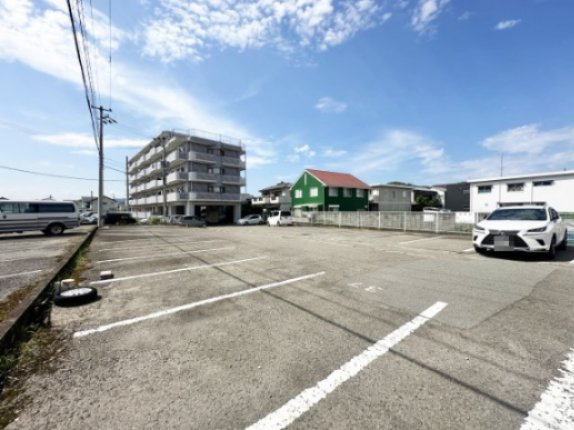 ウイングコーポ大原の駐車場|駐車場があるので、車を買う予定の方も安心です