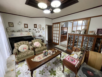 【居間・リビング】 | 中古戸建　岩国市門前町3丁目（建物４棟） | 新宅のリビング