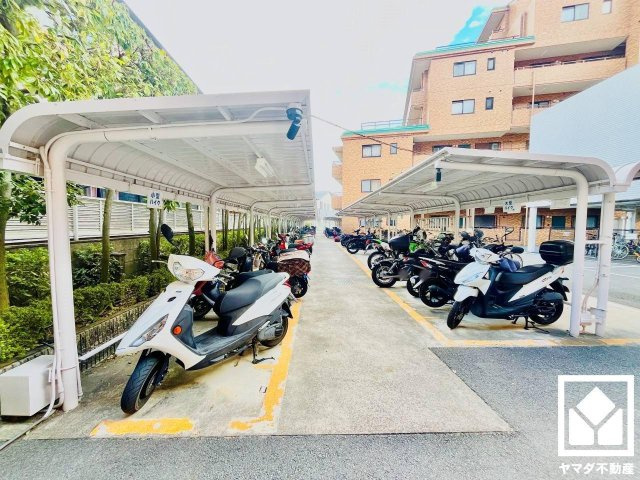 グラン・ドムール宇治木幡の駐輪場
