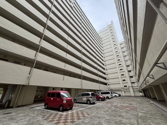 業平橋住宅の駐車場