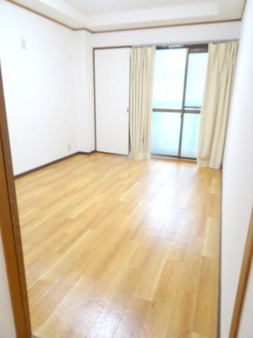 中川マンションの洋室