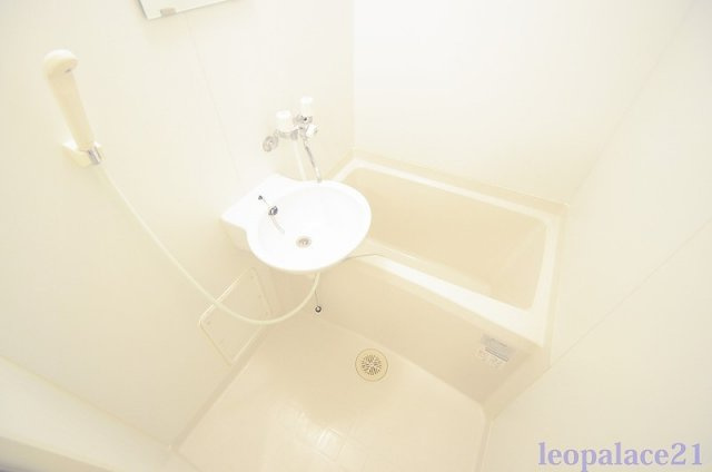レオパレス春日グリーンヒルズの浴室|同シリーズの類似となります。現況を優先致します。