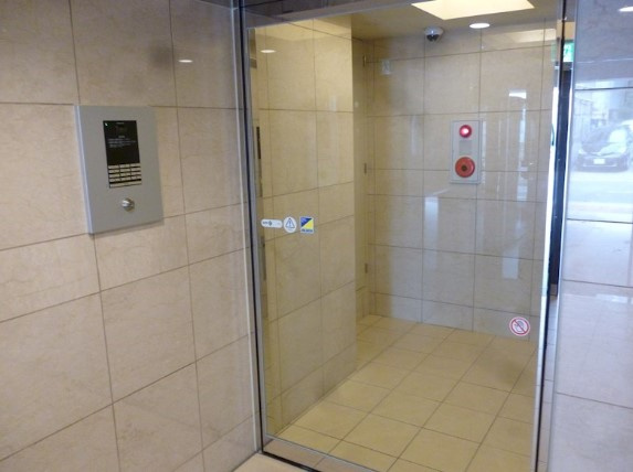 ププレ上野松が谷のエントランス