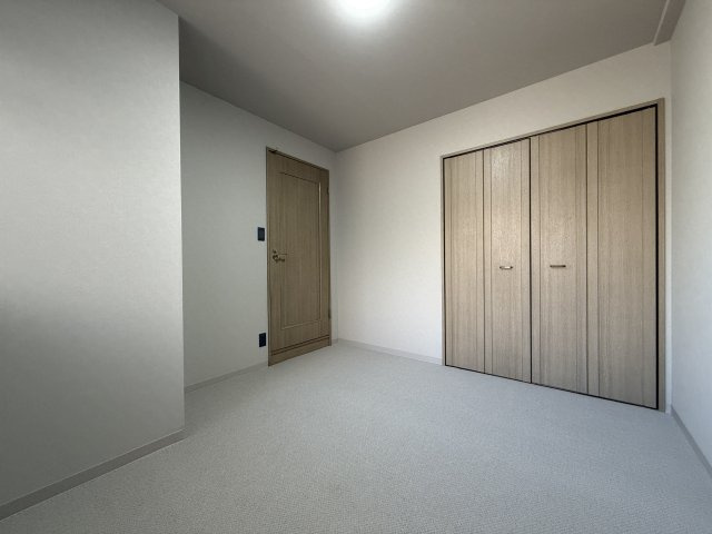 ロータリーマンション大津・京町　天然木フルリノベーションの洋室