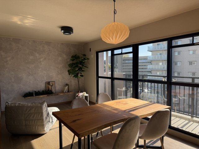 ロータリーマンション大津・京町　天然木フルリノベーションの居間・リビング