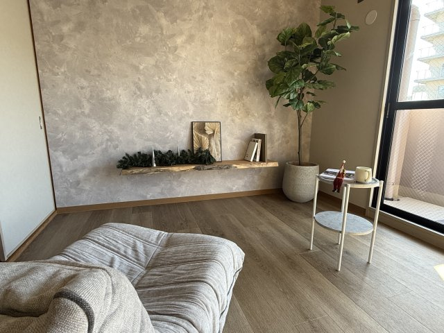 ロータリーマンション大津・京町　天然木フルリノベーションの居間・リビング