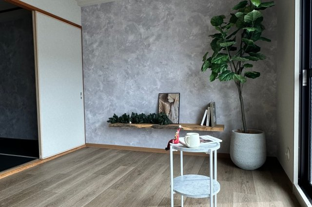 ロータリーマンション大津・京町　天然木フルリノベーションの居間・リビング