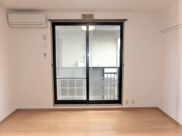 ビーライン原市の居間・リビング|洋室