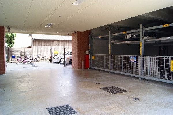 グランシス難波南の駐車場