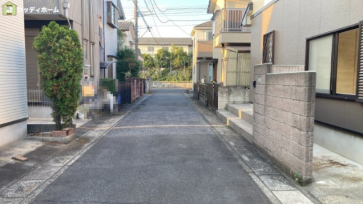 川口市長蔵3丁目　中古一戸建ての前面道路含む現地写真