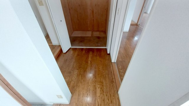 パークタウン五領第6団地5階の内装|西側玄関すぐ廊下（大きい収納）