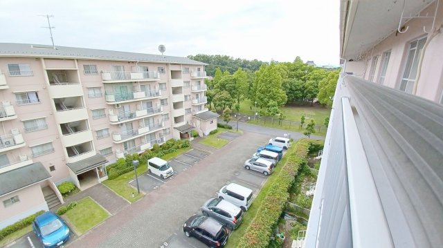 パークタウン五領第6団地5階の内装|南の風景と駐車場