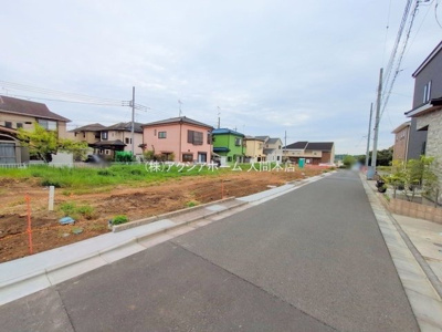 【前面道路含む現地写真】 | 入間市上藤沢・全11区画　建築条件付土地　E区画　～閑静な住宅地～ | 2025年4月28日撮影