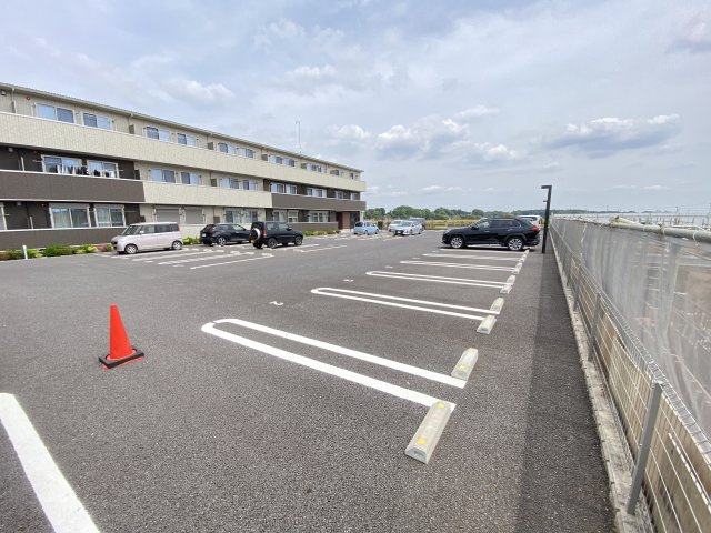 ラウレアコートの駐車場