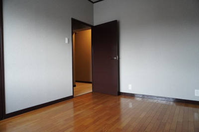 【洋室】 | Ube Sky Hills | 落ち着いた色調の洋室です