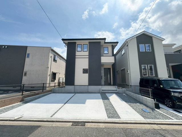 ーFor.M Iーフォルムー小倉南区北方３丁目3期　【小倉南区　新築戸建て】の外観|駐車スペースが広いので、運転が苦手な方でも安心して駐車できます。　【小倉南区　新築戸建て】