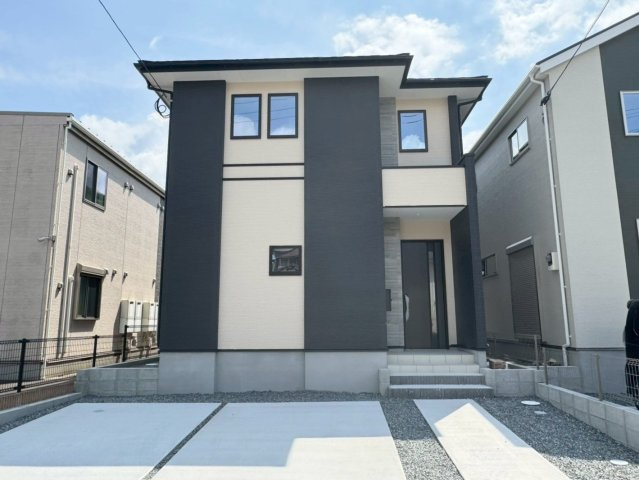 ーFor.M Iーフォルムー小倉南区北方３丁目3期　【小倉南区　新築戸建て】の駐車場|駐車スペースが広いので、運転が苦手な方でも安心して駐車できます。　【小倉南区　新築戸建て】