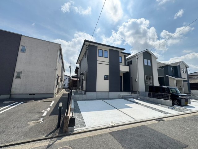 ーFor.M Iーフォルムー小倉南区北方３丁目3期　【小倉南区　新築戸建て】の外観|ゆとりのある駐車スペースで、毎日の運転もストレスフリー。　【小倉南区　新築戸建て】